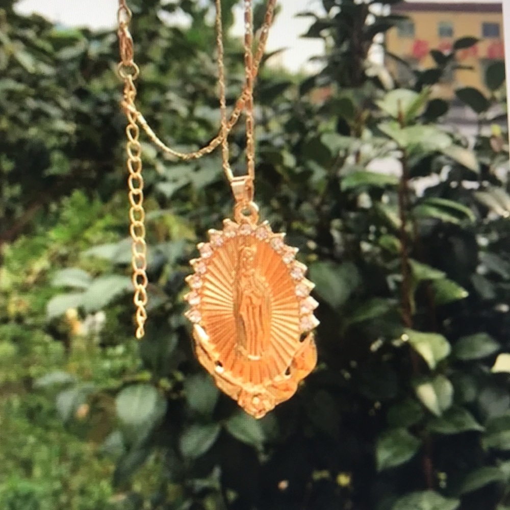 Religious Holy Virgin Mary Pendant  Necklace - Picture 3 of 4